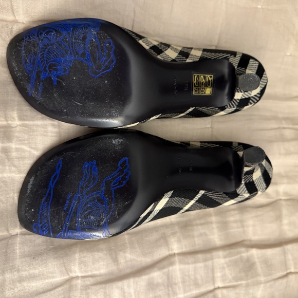 Burberry Checked Pattern Slip-on Pump - Picture 5 of 7